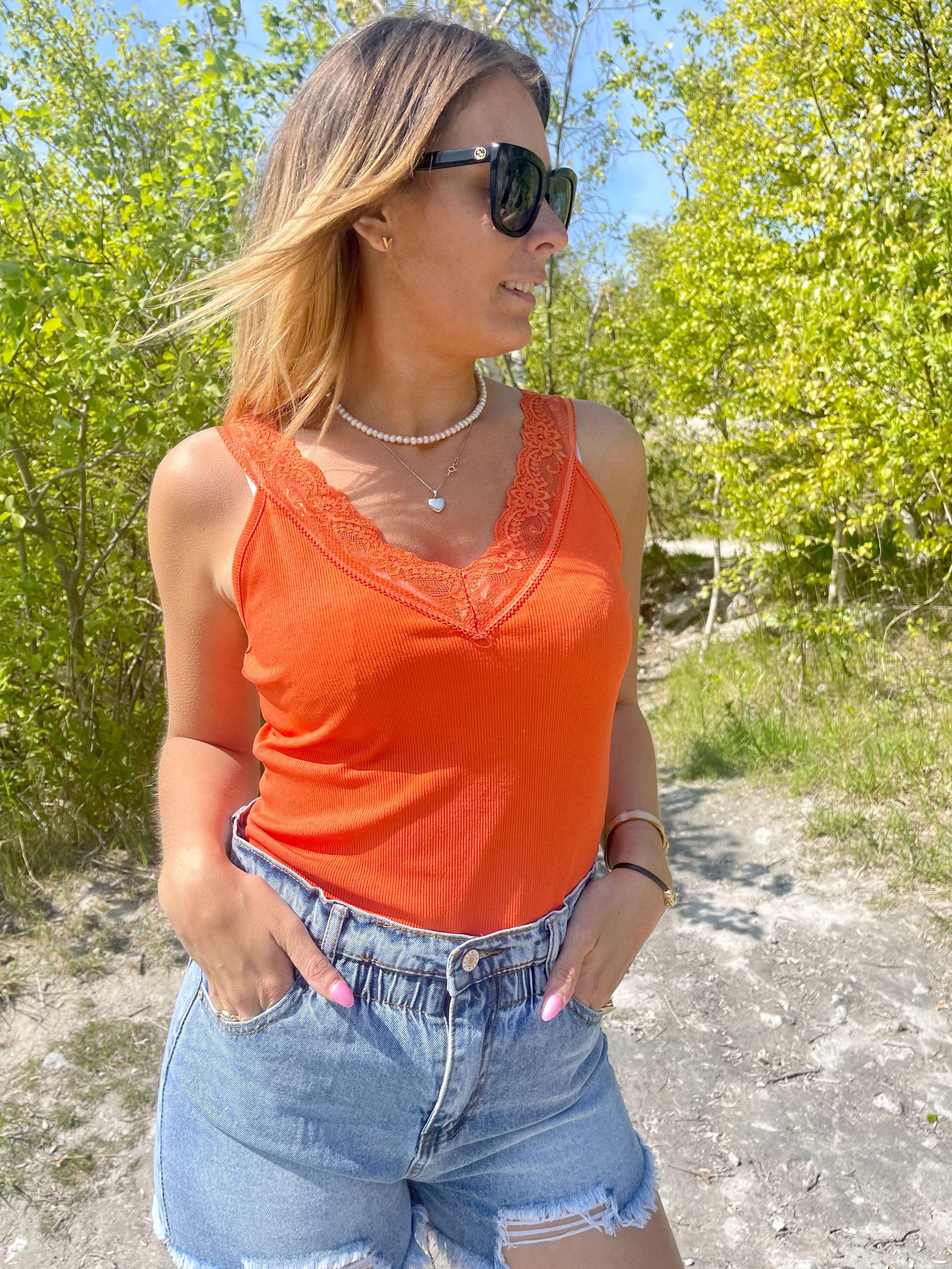 Scarlett - Ribbet top med blondekant